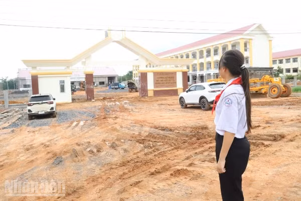 Một học sinh ở xã biên giới Ia Rvê mong ngóng được vào học tập trong ngôi trường phổ thông nội trú tiểu học và trung học cơ sở.