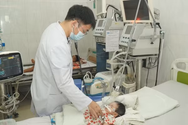 Bệnh nhi là H.T.T.A.N được chăm sóc sau khi gắp thành công đinh vít dài khoảng 4cm mắc trong đường thở. (Ảnh: QUANG NHẬT)