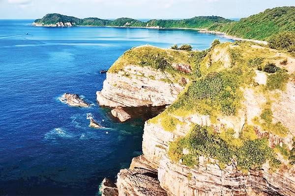 Bãi đá Móng Rồng, đặc khu Cô Tô. (Ảnh QUANG THỌ)