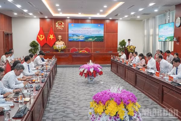 Quang cảnh buổi lễ ký kết hợp tác toàn diện giữa Cà Mau và Trường đại học Y Dược Cần Thơ.