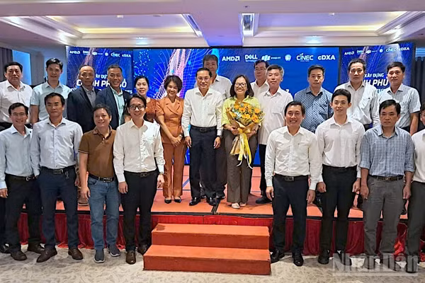 Các đại biểu tại hội thảo chụp ảnh lưu niệm.