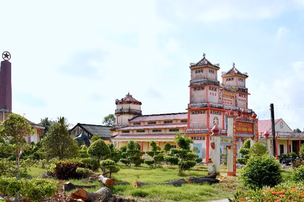 Khuôn viên di tích Giồng Bốm là toàn bộ khu vực của Thánh thất Ngọc Minh gồm 3 ngôi nhà: Hiệp thiên đài, Cửu trùng đài và Bát quái đài. (Ảnh: Mộng Thường)