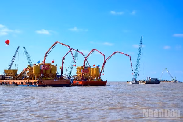 Thiết bị thi công trên biển phục vụ dự án liên quan Cụm đảo Hòn Khoai tỉnh Cà Mau.