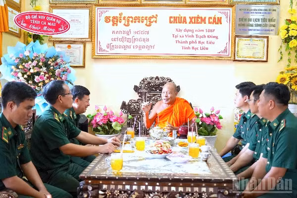 Bộ đội Biên phòng Cà Mau ân cần thăm hỏi, chúc mừng Tết truyền thống Chôl Chnăm Thmây đến Hòa thượng và các sư tại chùa Xiêm Cán.