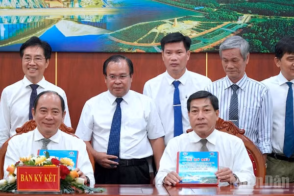 Lãnh đạo Sở Y tế Cà Mau và Sở Y tế Thành phố Hồ Chí Minh trao văn bản hợp tác chuyên ngành dưới sự chứng kiến của lãnh đạo tỉnh Cà Mau.