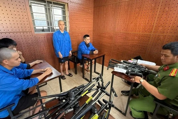 Các đối tượng để chế tạo, tàng trữ, vận chuyển, mua bán trái phép vũ khí quân dụng tại cơ quan Công an.