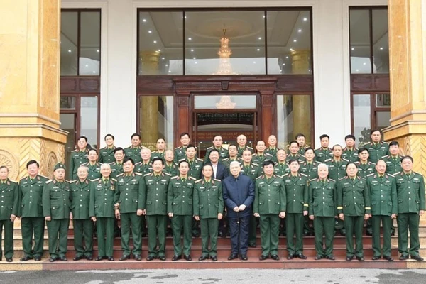 Lãnh đạo Quân khu 2 và các cán bộ quân đội cao cấp đã nghỉ hưu tại buổi gặp mặt.