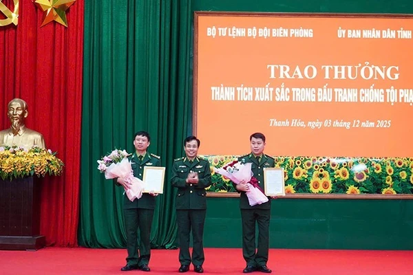 Bộ Tư lệnh Bộ đội Biên phòng trao thưởng cho các tập thể lập công.
