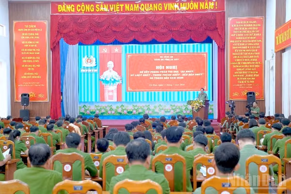 Quang cảnh hội nghị sơ kết phong trào thi đua “Ba nhất” của Công an Cà Mau.
