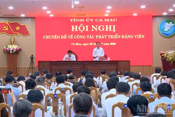 Trưởng Ban Tổ chức Tỉnh ủy Cà Mau Phan Thanh Duy (đứng trên) trình bày tình hình phát triển đảng viên tại hội nghị.
