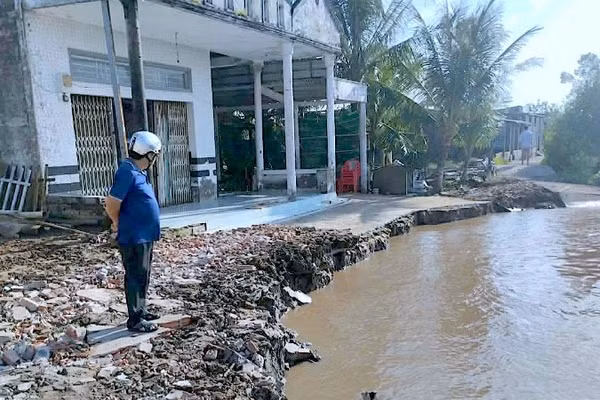 Khu vực sạt lở đất dọc tuyến sông Trại Lưới (thuộc ấp Xẻo Sao, xã Đất Mới) khiến hơn 30m đất bờ sông bị đổ ập xuống nước, đe dọa trực tiếp đến nhà ở của người dân.