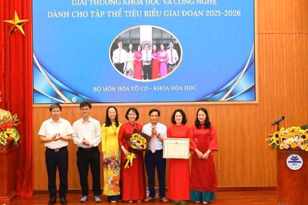 Nhiều tập thể được vinh danh, trao thưởng.