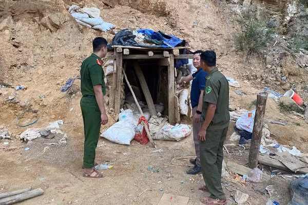 Lực lượng chức năng kiểm tra khu vực nhóm đối tượng tổ chức khai thác khoáng sản trái phép. (Ảnh: Công an cung cấp)