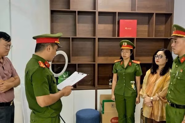 Cơ quan Cảnh sát điều tra Công an thành phố Đà Nẵng tống đạt Quyết định khởi tố bị can đối với đối tượng Lê Thị Oanh. (Ảnh: Công an cung cấp)