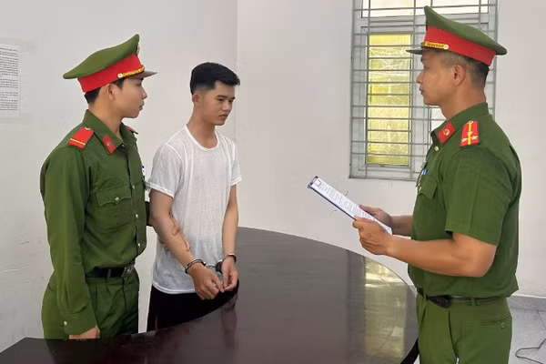 Lực lượng chức năng thi hành Lệnh bắt bị can để tạm giam đối với Đỗ Phú Tâm. (Ảnh: Công an cung cấp) 