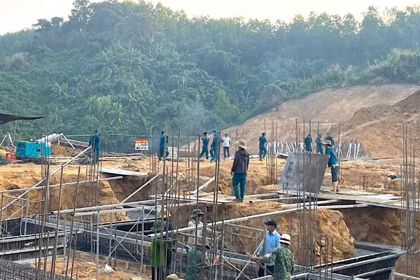 Cán bộ, chiến sĩ Bộ Chỉ huy Quân sự thành phố Đà Nẵng hỗ trợ thi công tại xã Đắc Pring.