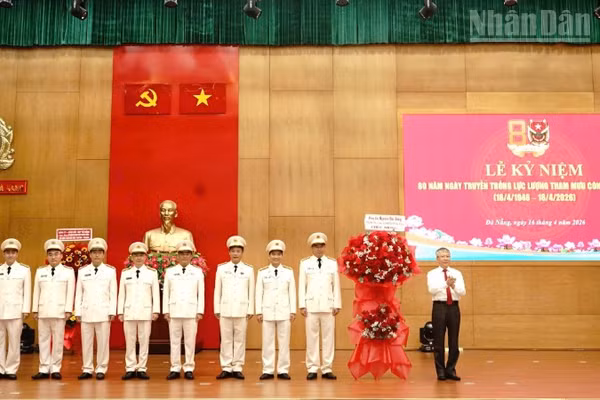 Đồng chí Nguyễn Đức Dũng, Phó bí thư Thành ủy, Chủ tịch Hội đồng nhân dân thành phố Đà Nẵng tặng hoa chúc mừng Phòng Tham mưu Công an thành phố. (Ảnh: ANH ĐÀO)