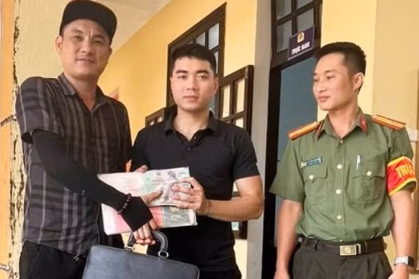 Chiếc cặp cùng tài sản là 350 triệu đồng được trao lại cho chủ nhân, trước sự chứng kiến của đại diện Công an xã Trường Phú.