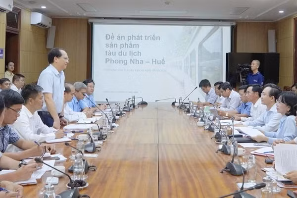 Lãnh đạo Tổng công ty Đường sắt Việt Nam trao đổi, giới thiệu về Đề án phát triển sản phẩm tàu du lịch Huế-Phong Nha.