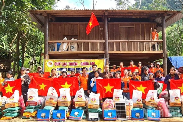 Đoàn thiện nguyện băng rừng, lội suối vào tận bản Dốc Mây, xã Trường Sơn tặng quà Tết cho đồng bào Bru-Vân Kiều 