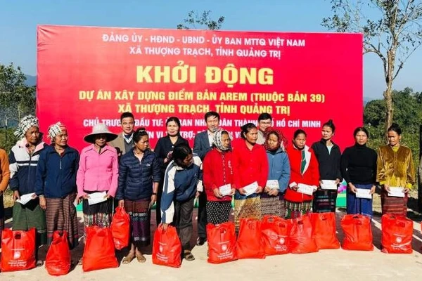 Các đại biểu tặng quà Tết cho các hộ đồng bào xã Thượng Trạch.