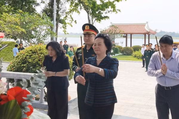 Phó Thủ tướng Phạm Thị Thanh Trà, dâng hương tại Khu tưởng niệm 16 thanh niên xung phong tại bến phà Long Đại II.