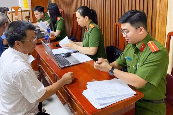 Công an xã Nam Ba Đồn, tỉnh Quảng Trị hỗ trợ thu nhận mẫu ADN thân nhân liệt sĩ. (Ảnh: Công an Quảng Trị)