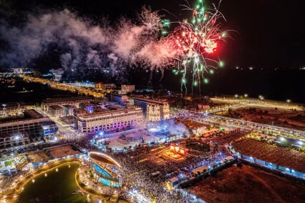 Không khí sôi động, tưng bừng tại phố đi bộ Hoàng Vân, phường Đồng Hới trong dịp lễ 30/4-1/5/2025.