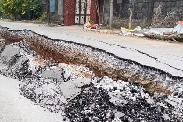 Đường An-Sơn đoạn qua thôn Thạch Tân bị lún sụt với chiều dài hơn 60m, độ sâu 0,5-1m. 