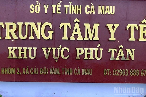 Nhiều cán bộ y tế tại Trung tâm Y tế khu vực Phú Tân đang gặp nhiều khó khăn do bị nợ lương.