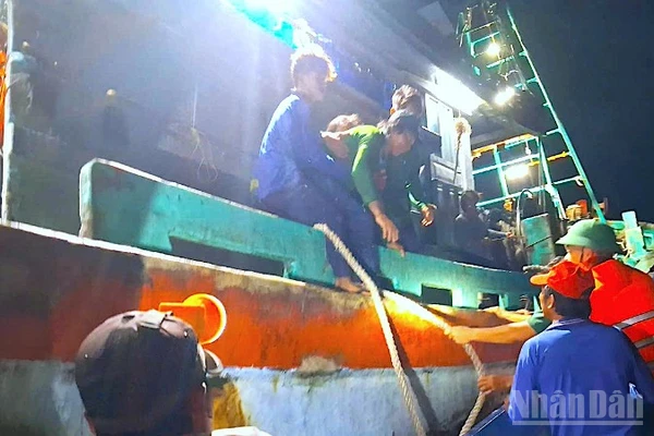 Tổ công tác Đồn Biên phòng Gành Hào tiếp cận tàu cá để đưa thuyền viên bệnh nặng vào bờ.