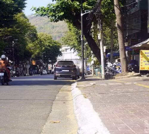 Vỉa hè trên đường Nam Kỳ Khởi Nghĩa, Vũng Tàu sáng 6/4 đã thông thoáng hơn với phần đường dành cho người đi bộ không bị lấn chiếm