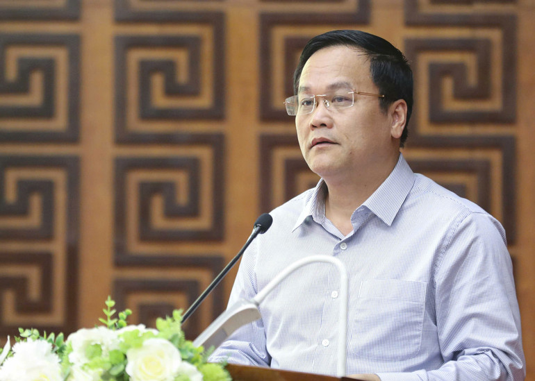 Đồng chí Nguyễn Tiến Đạt, Giám đốc Sở Nội vụ Điện Biên báo cáo tình hình cán bộ, công chức cơ sở khi vận hành chính quyền địa phương hai cấp tại Điện Biên. f78b692701f98ca7d5e8.jpg