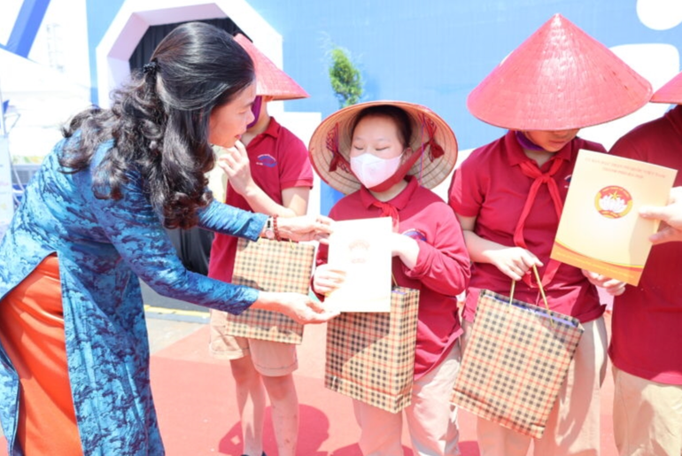 Bà Đặng Thị Phương Hoa, Phó Chủ tịch Ủy ban Trung ương Mặt trận Tổ quốc Việt Nam thành phố Hà Nội, trao quà cho các cháu khuyết tật. 2.png