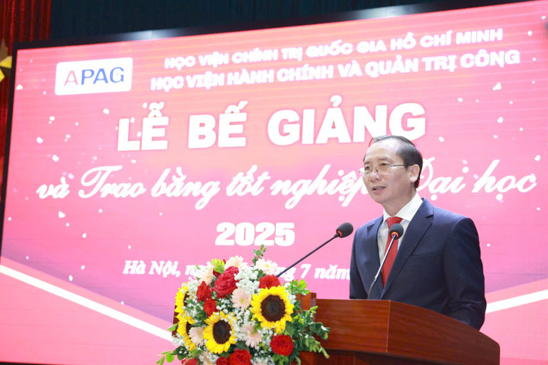 PGS,TS Nguyễn Bá Chiến, Giám đốc Học viện Hành chính và Quản trị công phát biểu chúc mừng các tân cử nhân 597c9705d9226f7c3633.jpg