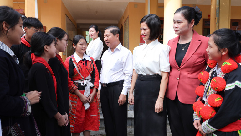 Thứ trưởng Giáo dục và Đào tạo Lê Tấn Dũng thăm hỏi, chia sẻ cùng học sinh, giáo viên Trường phổ thông dân tộc nội trú trung học cơ sở và trung học phổ thông Chiêm Hóa. (Ảnh: TRẦN HIỆP) thu-truong-le-tan-dung-tro-chuyen-chia-se-cung-hoc-sinh-truong-ptdtnt-thcsthpt-chiem-hoa-1-6641.jpg