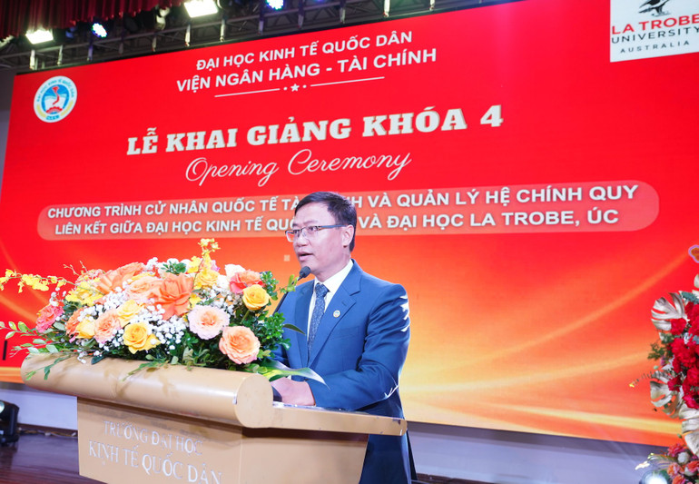 PGS, TS Bùi Đức Thọ, Chủ tịch Hội đồng Đại học Kinh tế quốc dân phát biểu tại Lễ khai giảng. hmt09105.jpg