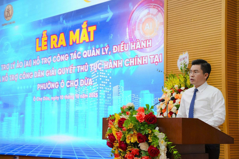 Chủ tịch Ủy ban nhân dân phường Ô Chợ Dừa Lê Tuấn Định phát biểu tại buổi lễ. e902f666ca00475e1e112.jpg