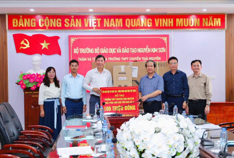 រដ្ឋមន្ត្រីក្រសួងអប់រំ និងបណ្តុះបណ្តាល លោក Nguyen Kim Son បានទៅទស្សនាវិទ្យាល័យ Thai Nguyen សម្រាប់អំណោយ។ img-9694.jpg