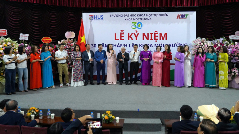 បុគ្គលិក និងសាស្ត្រាចារ្យគ្រប់សម័យកាលបានជួបប្រជុំគ្នាក្នុងពិធីខួបលើកទី 30 នៃមហាវិទ្យាល័យបរិស្ថាន។ 52163765-ba3d-4483-a488-f9d623dcc872-7567.jpg