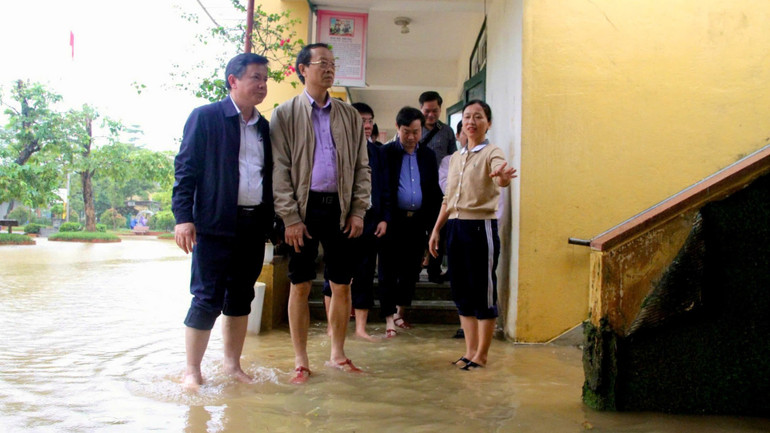 Πολλά σχολεία στη Χουέ δεν έχουν καταφέρει να ανοίξουν ξανά λόγω πλημμυρών. z7192728129428-8967a6c42a6270b20ce31b857425fffc-2-7662.jpg