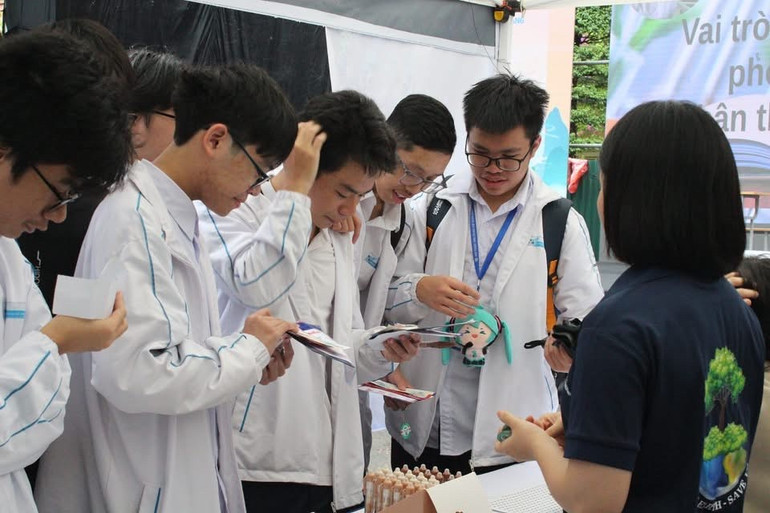 សិស្សរៀនអំពីមហាវិទ្យាល័យបរិស្ថានមុនរដូវកាលចូលរៀននីមួយៗ។ c2df3c842549a917f058.jpg