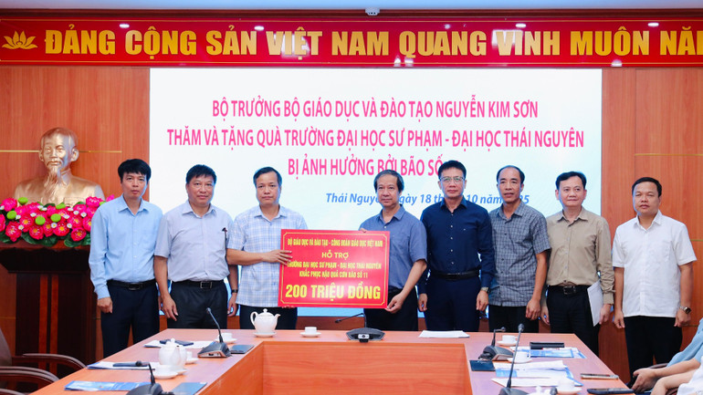 រដ្ឋមន្ត្រីក្រសួងអប់រំ និងបណ្តុះបណ្តាល លោក Nguyen Kim Son បានទៅទស្សនាសាកលវិទ្យាល័យ Thai Nguyen img-0161-3259.jpg