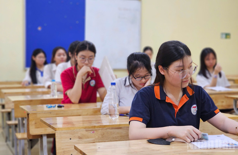 Thí sinh trước giờ làm bài sáng 7/6 tại điểm thi Trường THPT Cầu Giấy. (Ảnh: NGỌC KHÁNH) ndo_br_2c7d9cbef9784d261469.jpg