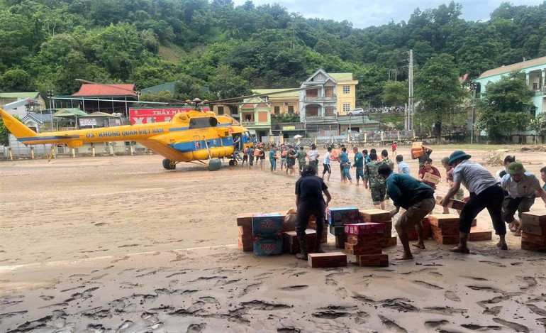 Trong ngày 24/7, có 7 chuyến bay, vận chuyển thành công gần 20 tấn hàng cứu trợ thiết yếu đến với nhân dân vùng lũ ở Nghệ An. 438a90246721ee7fb730.jpg
