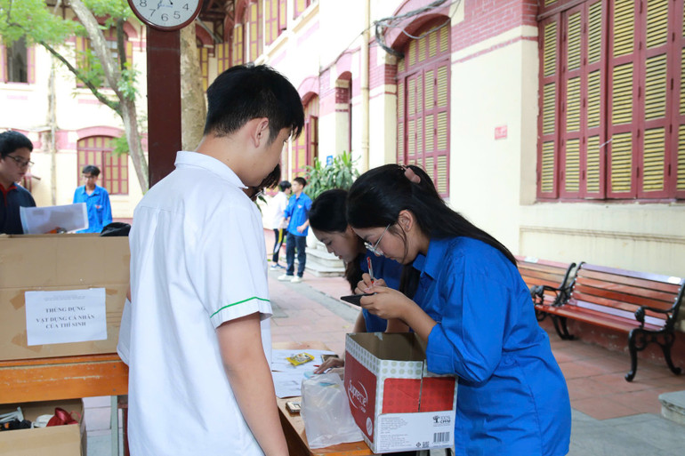 Thí sinh có mặt từ sớm tại điểm thi Trường THPT Trần Phú. ff00f00201c5b59becd4.jpg