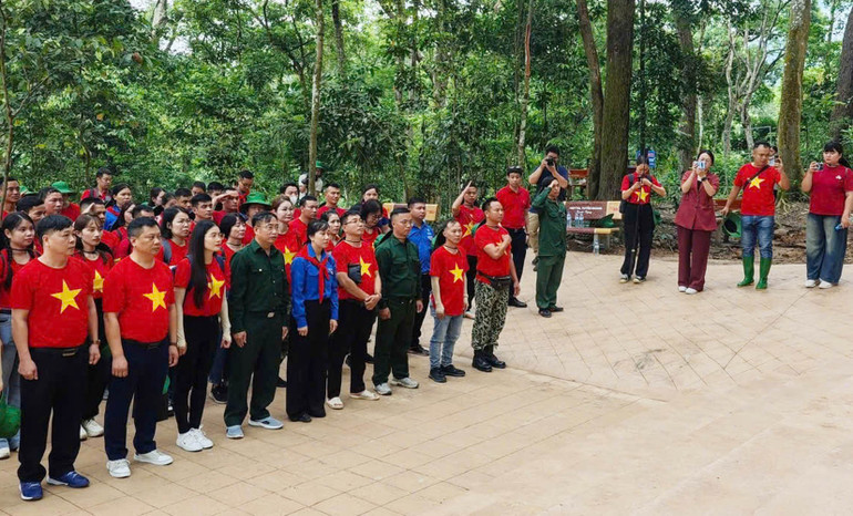 Ra mắt sản phẩm du lịch “Hành quân theo dấu chân Bác Hồ” tại Khu du lịch Quốc gia đặc biệt Tân Trào, tỉnh Tuyên Quang. (Ảnh: KHÁNH TOÀN) anh-tuyen-quang-1.jpg