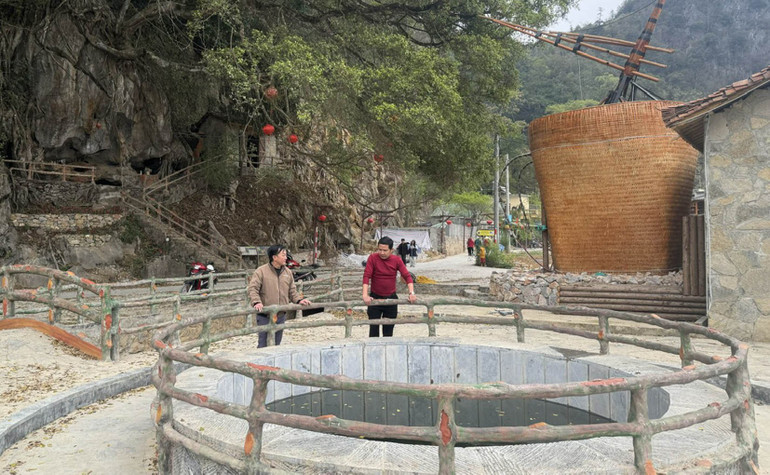 Xã Đồng Văn, tỉnh Tuyên Quang chỉnh trang, tu bổ giếng nước thần để đón khách du lịch dịp nghỉ lễ 2/9. (Ảnh: KHÁNH TOÀN) anh-tuyen-quang-3.jpg