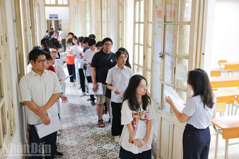 Kỷ luật trường thi được siết chặt. Tại điểm thi Trường THPT Trần Phú (Hoàn Kiếm) có 20 phòng thi 480 thí sinh dự thi. Công tác coi thi được tiến hành tuân thủ Quy chế, bảo đảm kỳ thi an toàn, nghiêm túc, chất lượng. (Ảnh: ĐẠI THẮNG) ndo_bl_931881daf3e947b71ef86-3680.jpg