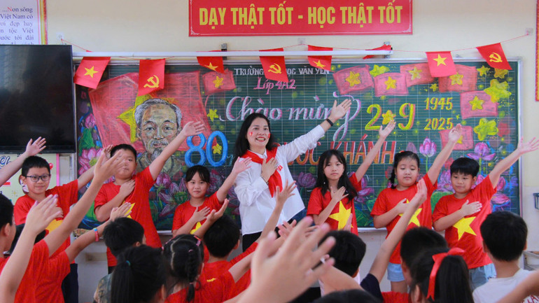 Cô và trò Trường tiểu học Văn Yên, phường Hà Đông, Hà Nội trong ngày đầu năm học mới vanyen-1090.jpg